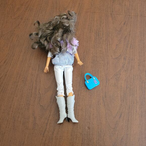 2009 Spin Master Liv Doll with wig, clothes, boots and purse - Picture 6 of 16